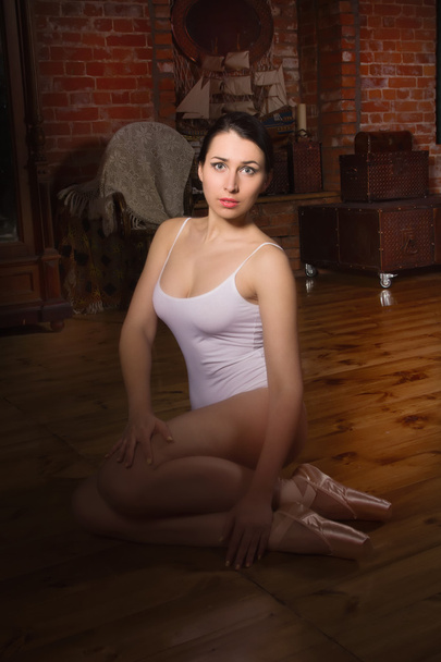 Egy sötét szobában fiatal balerina - Fotó, kép