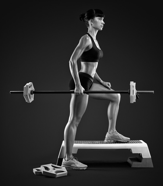 Фітнес жінка тренується з барбелом у спортзалі
 - Фото, зображення