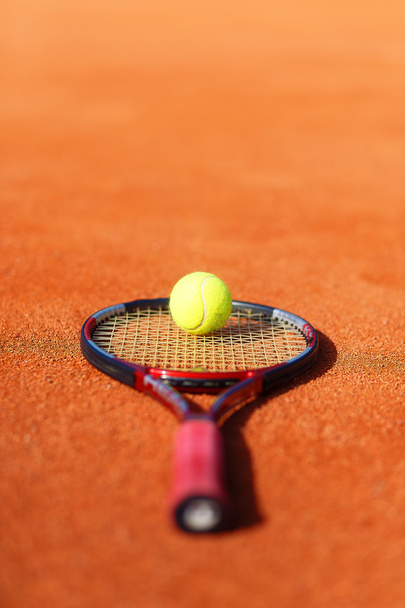Tenis topu ve raket sahada. - Fotoğraf, Görsel
