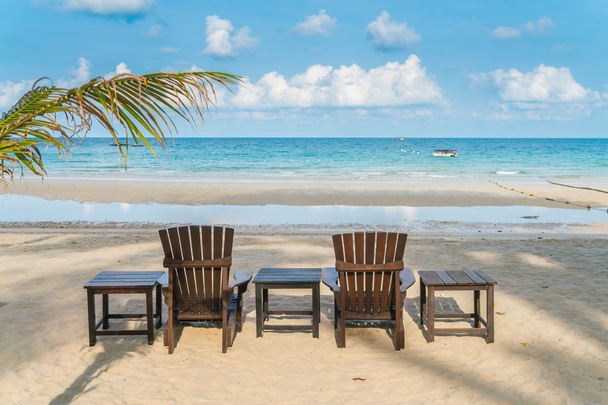 Hermosas sillas de playa en la playa tropical de arena blanca
 - Foto, Imagen