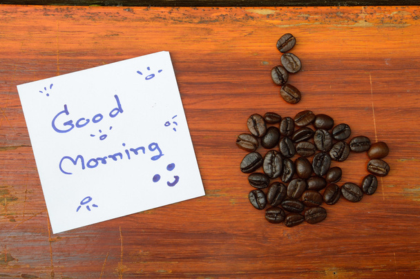 granos de café y buena nota de la mañana
 - Foto, Imagen