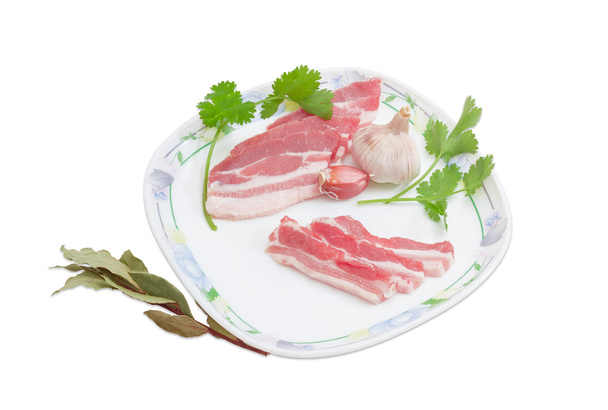 Pişmemiş çizgili domuz yağı pastırma bir tabak üzerinde dilimlenmiş - Fotoğraf, Görsel