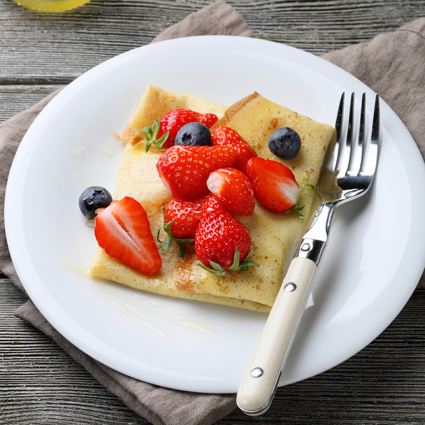 summer pancake with fresh berries  - Zdjęcie, obraz