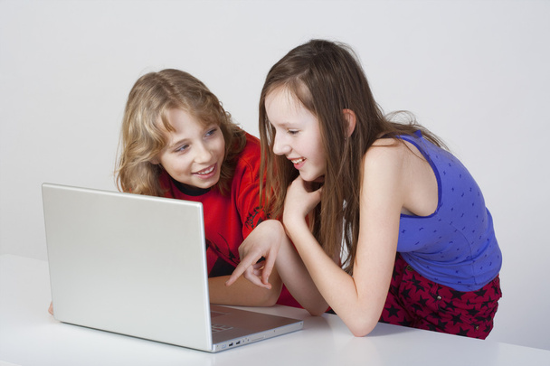 хлопчик і дівчина з ноутбуком
 - Фото, зображення