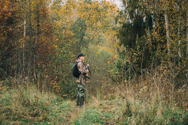 Young man with rifle  - Valokuva, kuva