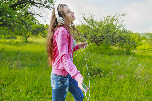 girl with phone and headphones - Foto, imagen