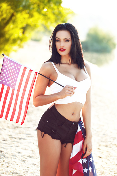 Сексуальна жінка з великими цицьками і Маленький Прапор США відкритий - Фото, зображення