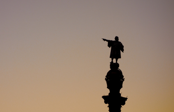 Barcelona Christopher Columbus statua sylwetka na zachód słońca niebo jasne - Zdjęcie, obraz