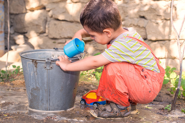 маленький мальчик играет с водой
 - Фото, изображение