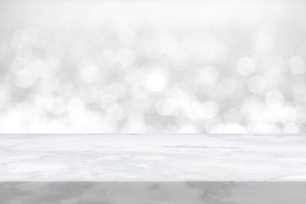 Біла мармурова кам'яна стільниця на сірому боке абстрактному фоні
 - Фото, зображення
