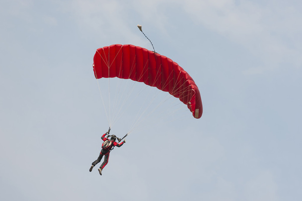 Paracaidista en el aire
 - Foto, Imagen