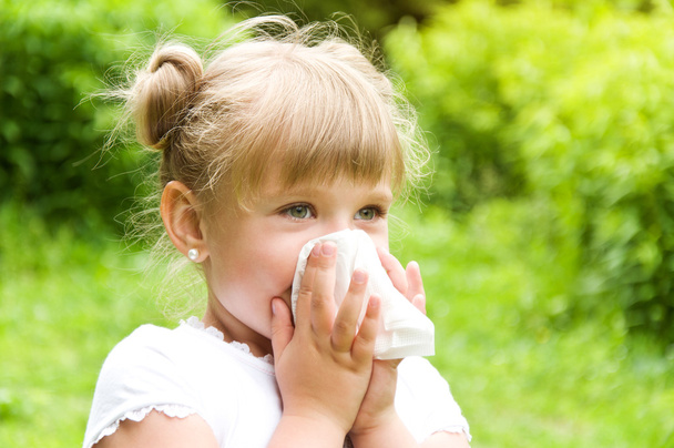女の子鼻炎。花の花粉にアレルギー - 写真・画像