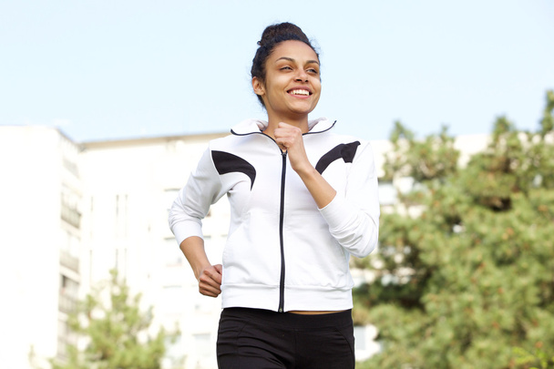 egészséges fiatal nő, futás a szabadban - Fotó, kép