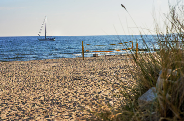 Segelboot vor Anker an einem Strand in der Ostsee - Foto, Bild