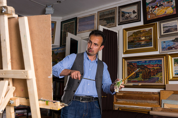 Male painter evaluating his work - Foto, imagen