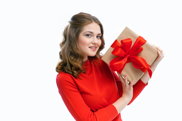freudige Frau hält eine Schachtel mit Geschenk - Foto, Bild