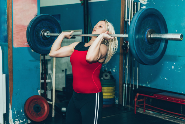 Sarışın kadın ağırlık kaldırma egzersizleri - Fotoğraf, Görsel