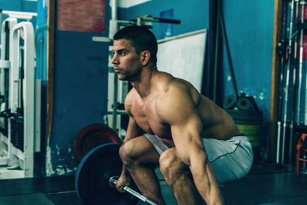  Mann stemmt Gewichte im Sportzentrum - Foto, Bild