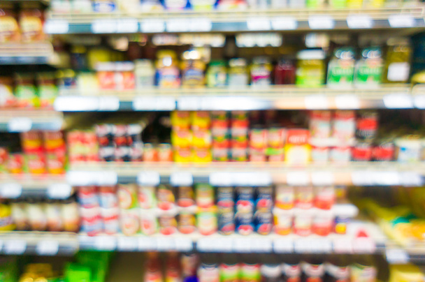 Aliments et boissons aux couleurs floues sur les tablettes du supermarché - Photo, image