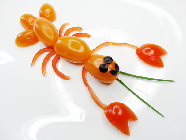 creatieve grappige plantaardige snack met tomaat - Foto, afbeelding