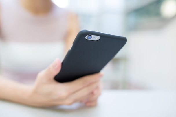 Mujer enviando SMS en el teléfono móvil
 - Foto, imagen