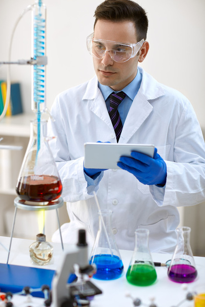 scientist using data in laboratory - Φωτογραφία, εικόνα