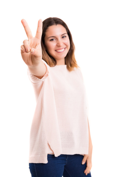 Женщина жестом знак победы
  - Фото, изображение