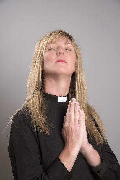 Женщина-духовенство в канцелярском ошейнике
 - Фото, изображение