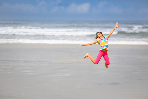 Fille sautant sur la plage - Photo, image