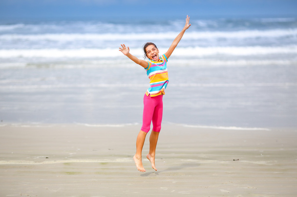 Κορίτσι που πηδάει στην παραλία - Φωτογραφία, εικόνα