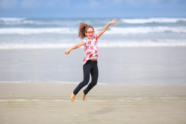 Dívka skákání na pláži - Fotografie, Obrázek