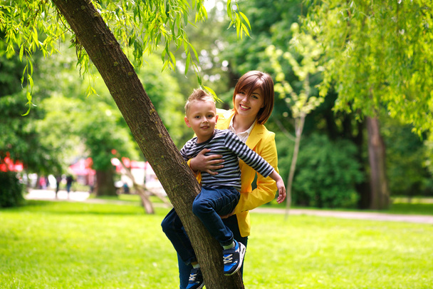 Mère et enfant jouant au parc de la ville d'été sur la nature
 - Photo, image