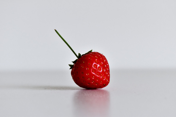 Fresh strawberry on white wooden - Zdjęcie, obraz