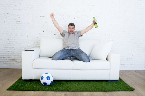 Labdarúgás Fan tévénézés mérkőzést a kanapén fű szurok szőnyeg ünnepli cél - Fotó, kép