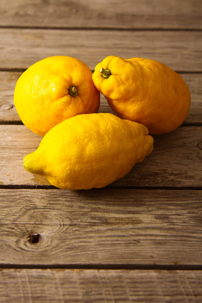 Fresh lemons on a wooden table - Zdjęcie, obraz