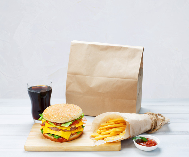 Fast food da asporto. Hamburger, cola e patatine fritte
. - Foto, immagini