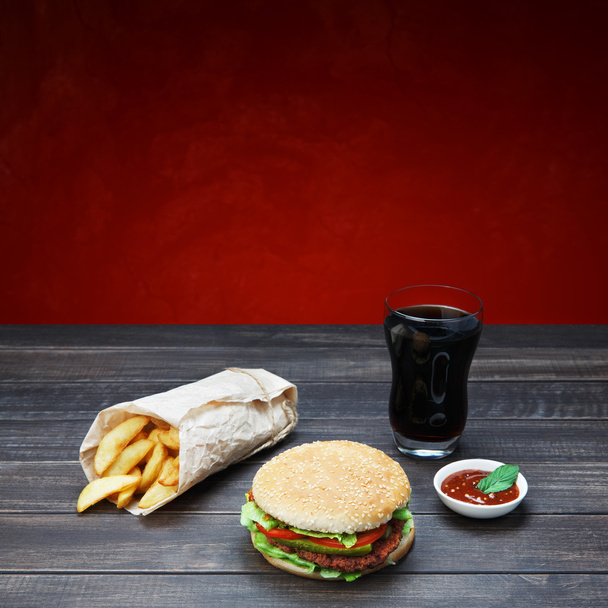 Fast Food. Hamburger, Cola en aardappelpartjes. - Foto, afbeelding
