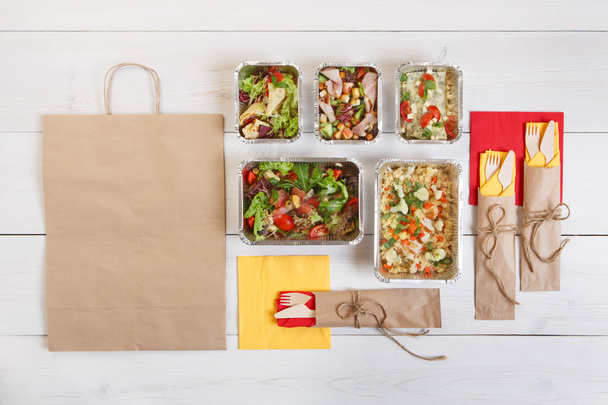 Alimentos saudáveis levam em caixas, comendo direito
 - Foto, Imagem