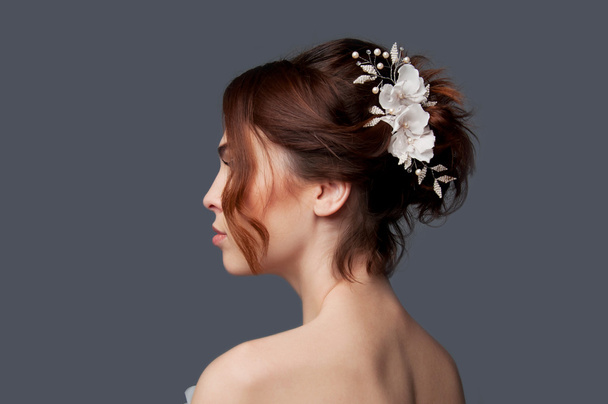 elegante Braut mit kurzen Haaren Hochsteckfrisur und nackten Schultern Kleid - Foto, Bild