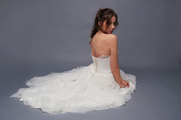 Bridal fashion. Brunette bride view from the back. - Foto, afbeelding