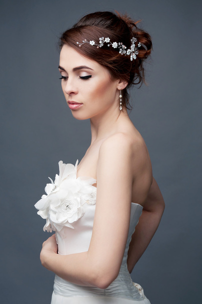 Bridal fashion. Brunette bride in wedding dress and beaded headp - Fotoğraf, Görsel