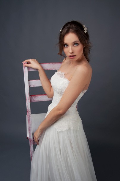 ブライダル ・ ファッション。ブルネットの花嫁のウェディング ドレスでビーズのコーム - 写真・画像