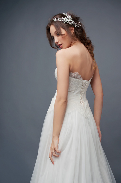 Šťastná nevěsta na sobě bílé svatební krajkové šaty - Fotografie, Obrázek