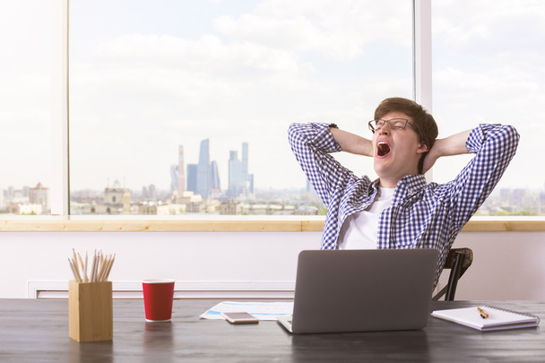 Tired yawning man in office - Fotoğraf, Görsel