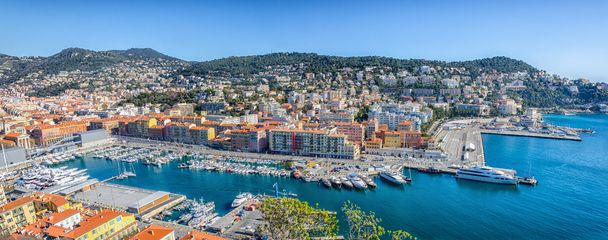 Panoramablick auf schönen Hafen und Gebäude in den Bergen - Foto, Bild
