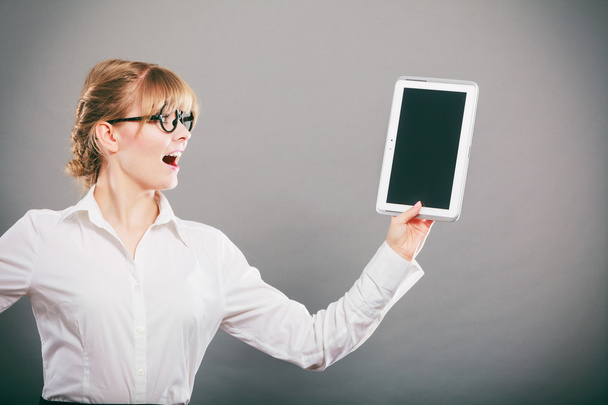 businesswoman holding tablet - Foto, Bild