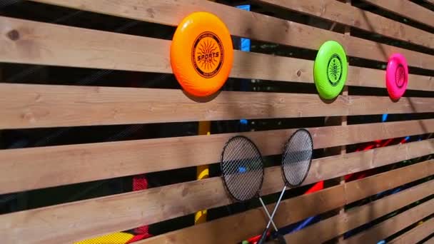 Летающие тарелки и волейбольная ракетка, установленная на стене из досок
 - Кадры, видео
