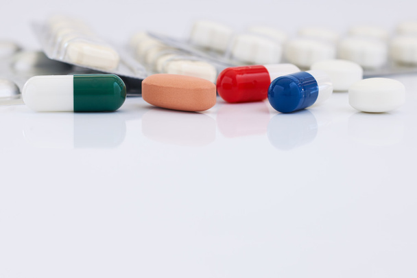Cápsulas e comprimidos medicinais
 - Foto, Imagem