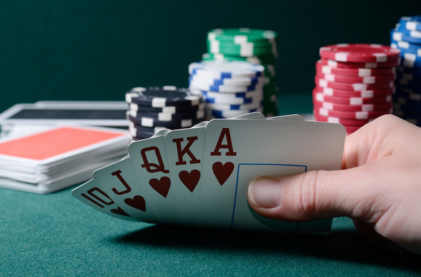 Casino fichas y tarjetas de color real combinación en la mesa verde. Tema del juego de poker
 - Foto, Imagen