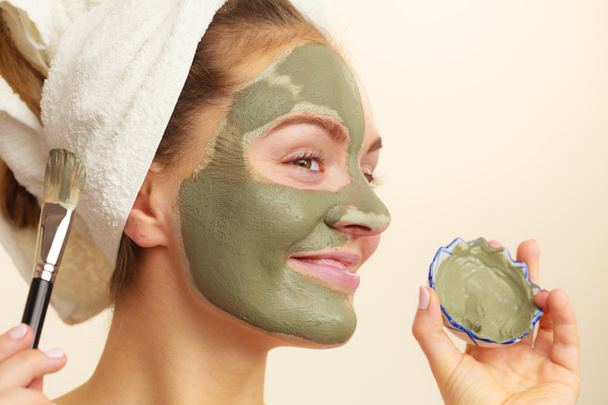 Woman applying mask - Foto, Bild